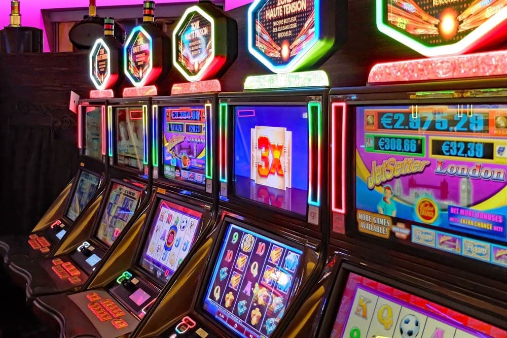 How does slot machines in casinos work in general?