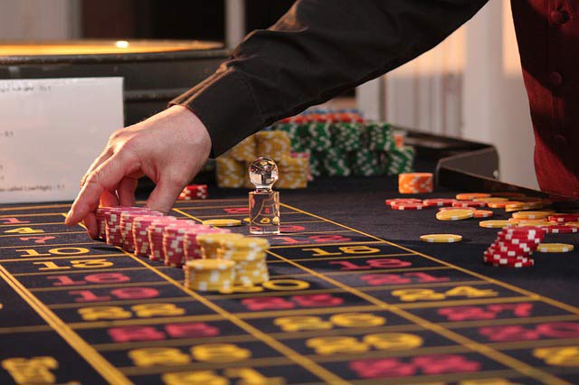 Methods for receiving and making use of bonuses and rewards at online casinos